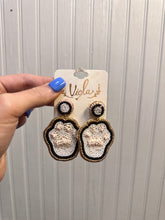 Load image into Gallery viewer, Earrings Beaded Dawg Paw
